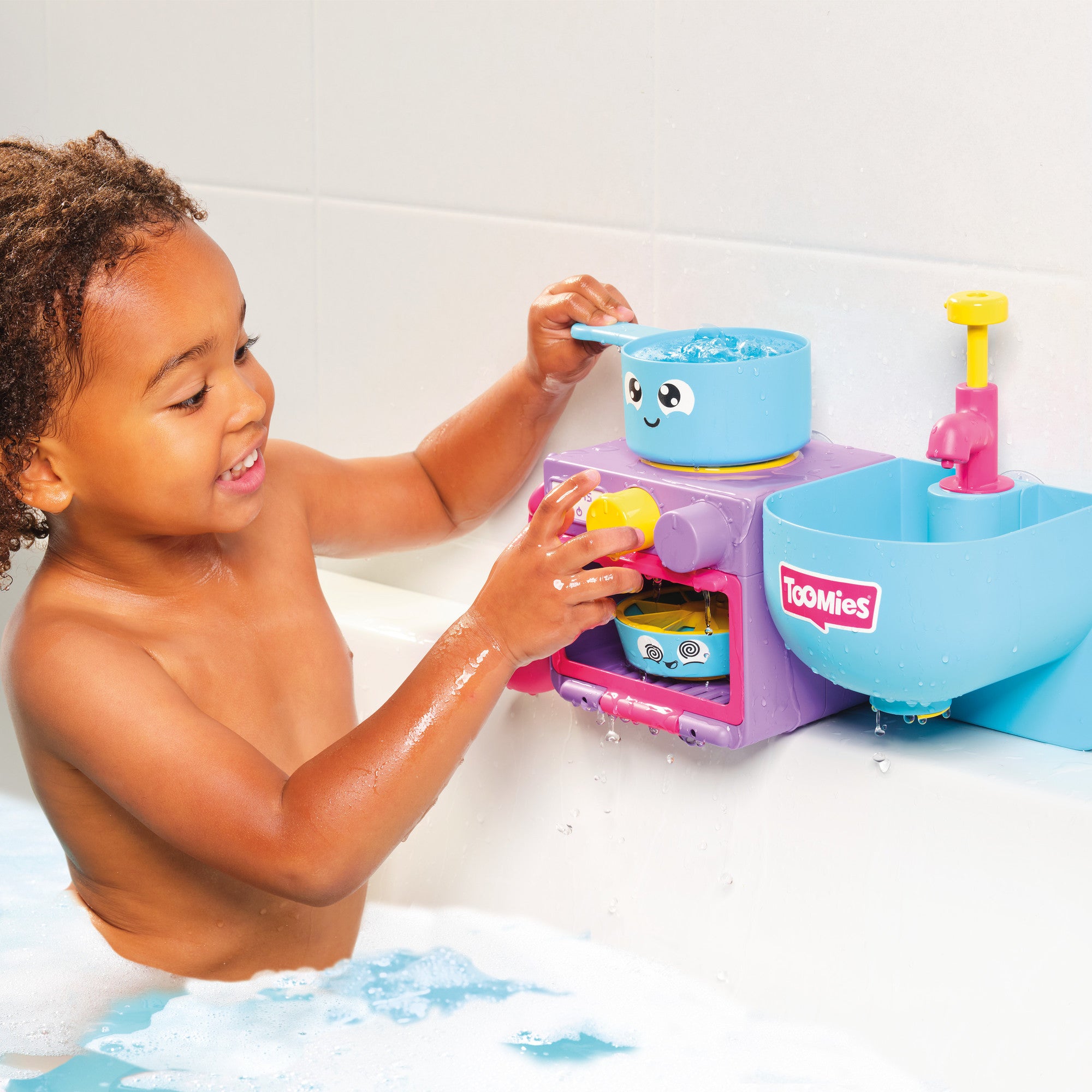 Baño y cocina con espuma