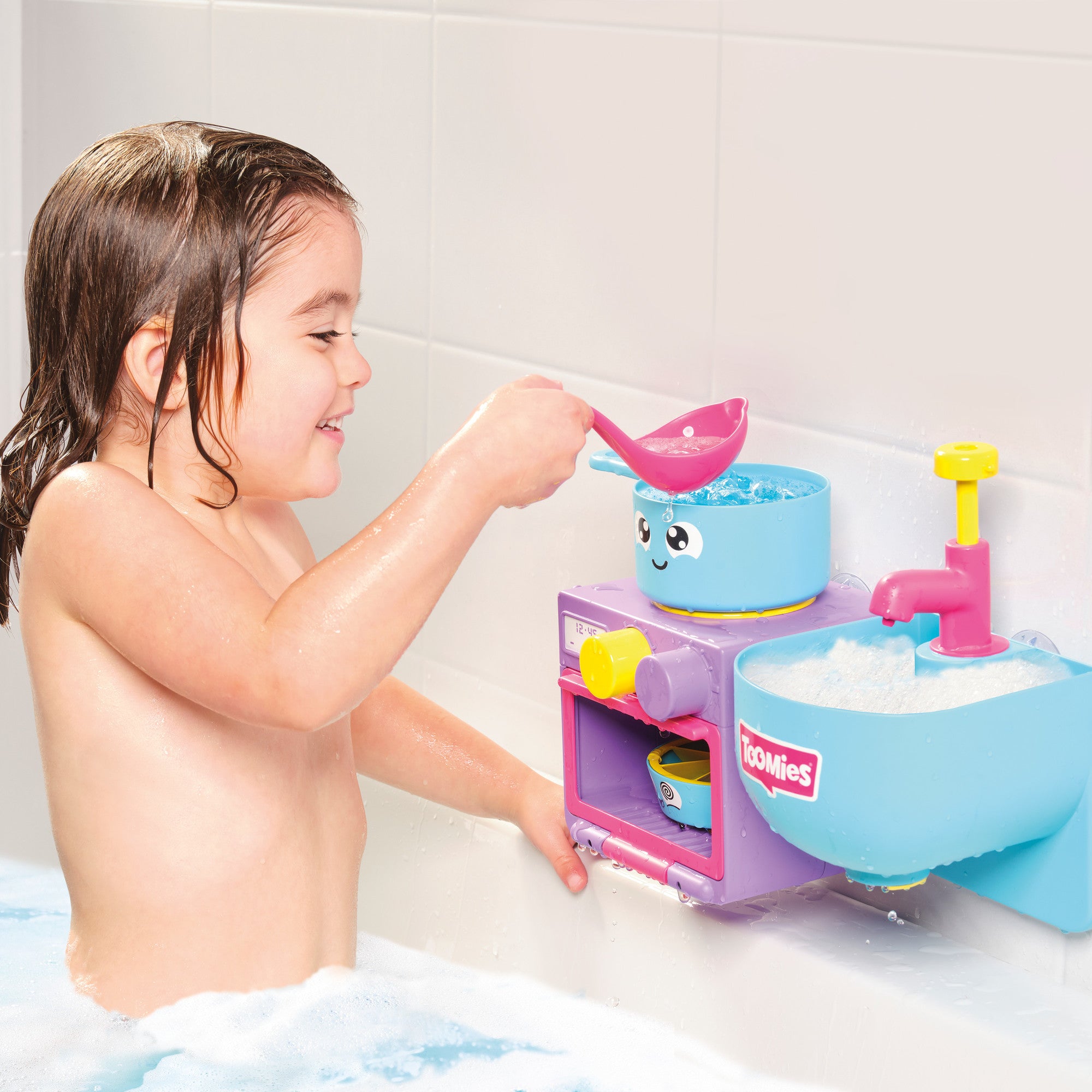 Baño y cocina con espuma