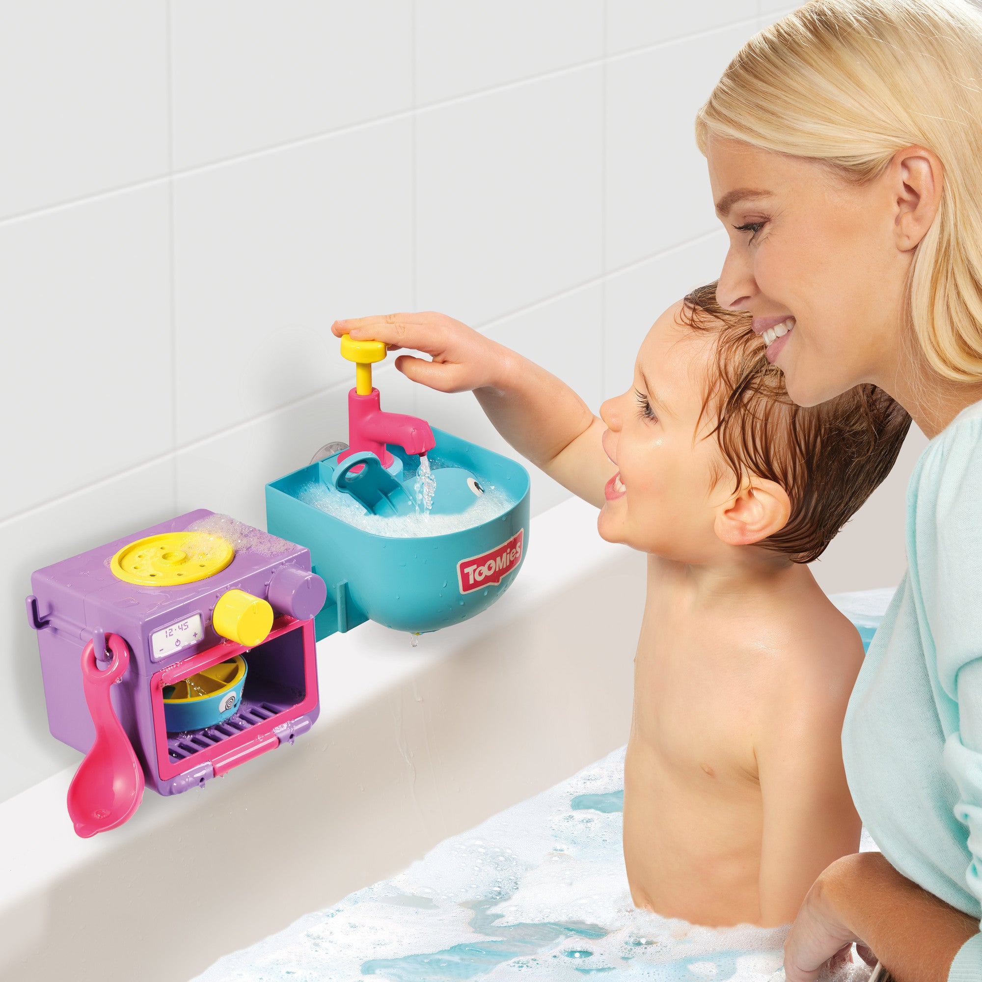Baño y cocina con espuma