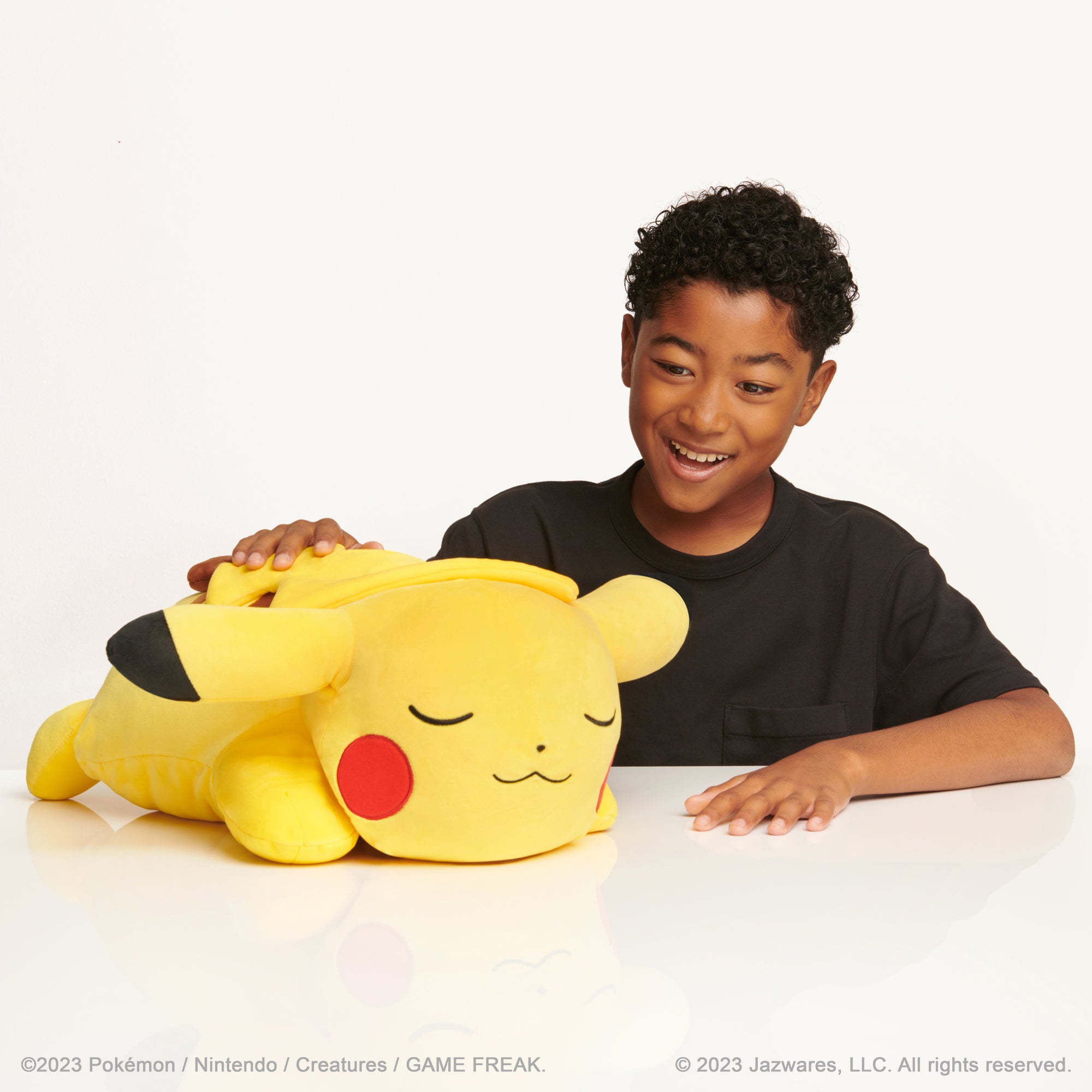 Peluche de Pikachu durmiendo - 46 cm